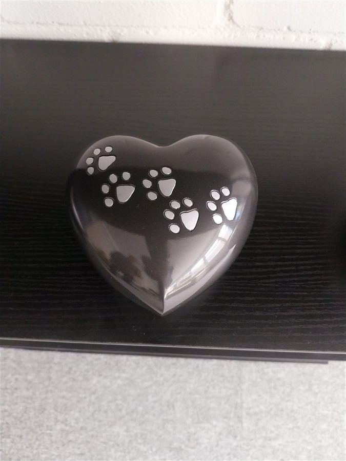 Anthracite heart-shaped pet urn with silver paw print detail